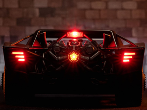 Modellino Batmobile 2022 Scala 1:18 con Figura in Metallo Batman da Collezione - 253216002