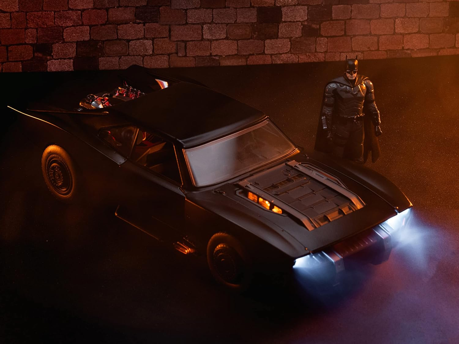 Modellino Batmobile 2022 Scala 1:18 con Figura in Metallo Batman da Collezione - 253216002