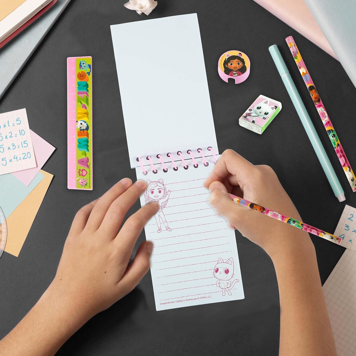 Set Cancelleria Gabby's Dollhouse 5 Pezzi Block Notes Matita Gomma Temperamatite e Righello - Gd00036